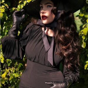 La Femme En Noir Salem Top